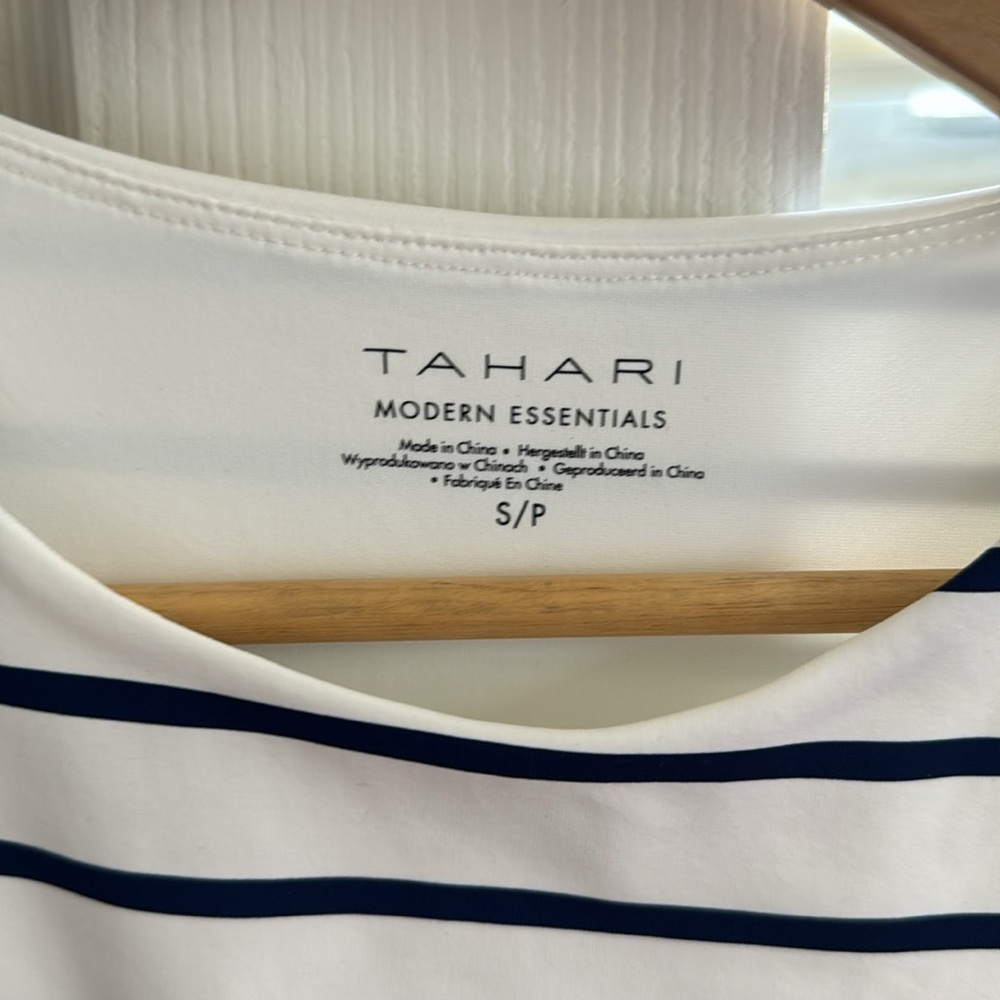 Tahari blouse - Picture 2 of 3
